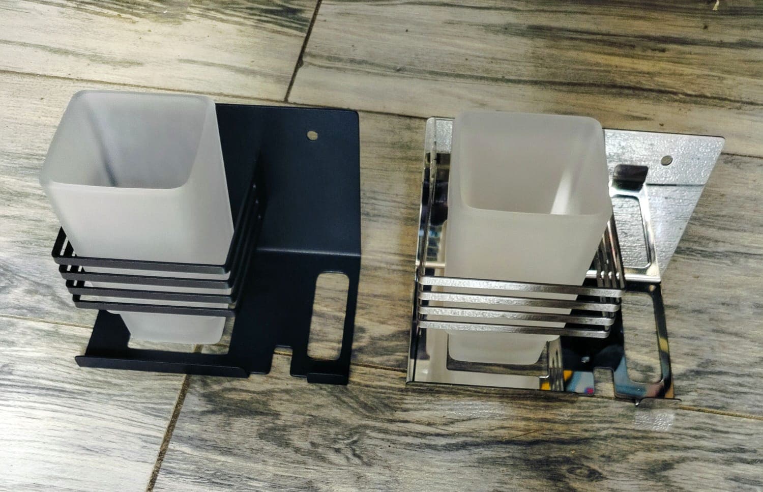 Y08 Toothbrush Holder — Single (Black & Chrome)